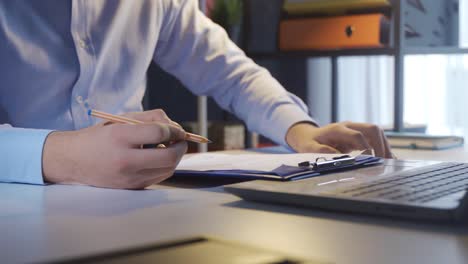 el hombre de negocios reflexivo mira el papel, piensa y lee.