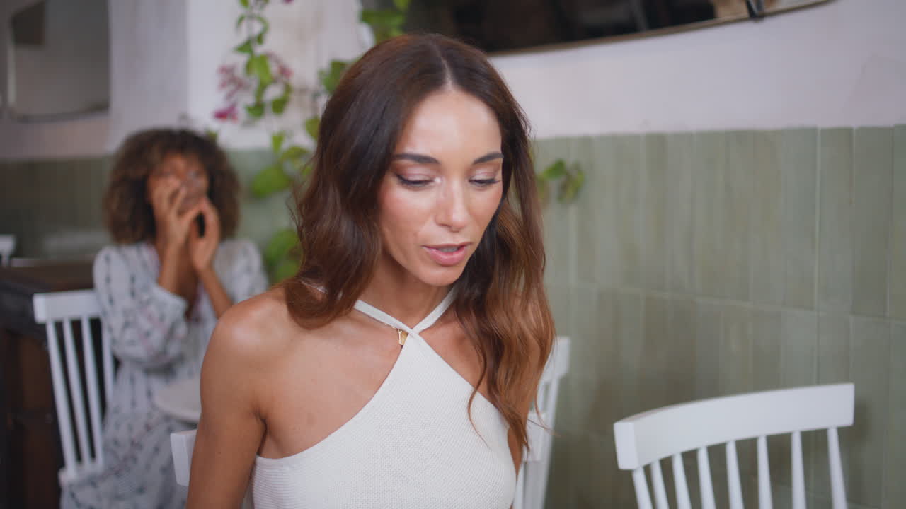 улыбающаяся женщина заказывает обед в столовой вблизи.