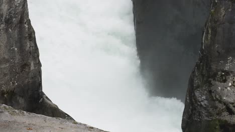 cerca del fondo de una gran cascada poderosa