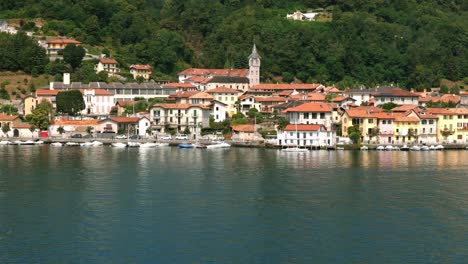 encantador pueblo de pella en la orilla occidental del lago orta en la provincia de novara, piamonte, italia