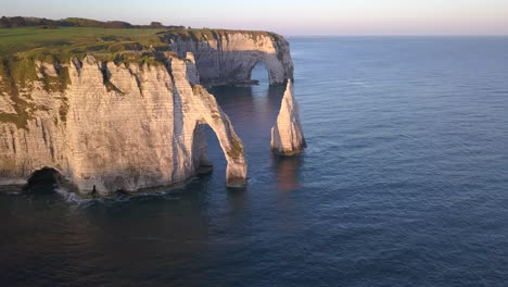 Luftaufnahmen-Der-Wunderschönen-Französischen-Küste-Entlang-Des-Dorfes-Étretat