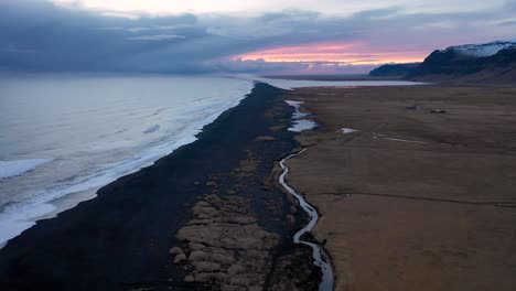 Antena-Sobre-Un-Río-En-El-Sur-De-Islandia-Cerca-De-Eyjafjallajökull