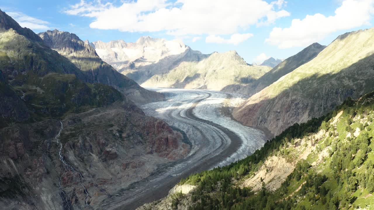 vuelo panorámico de aviones no tripulados sobre el gran glaciar de la montaña suiza en valais, suiza