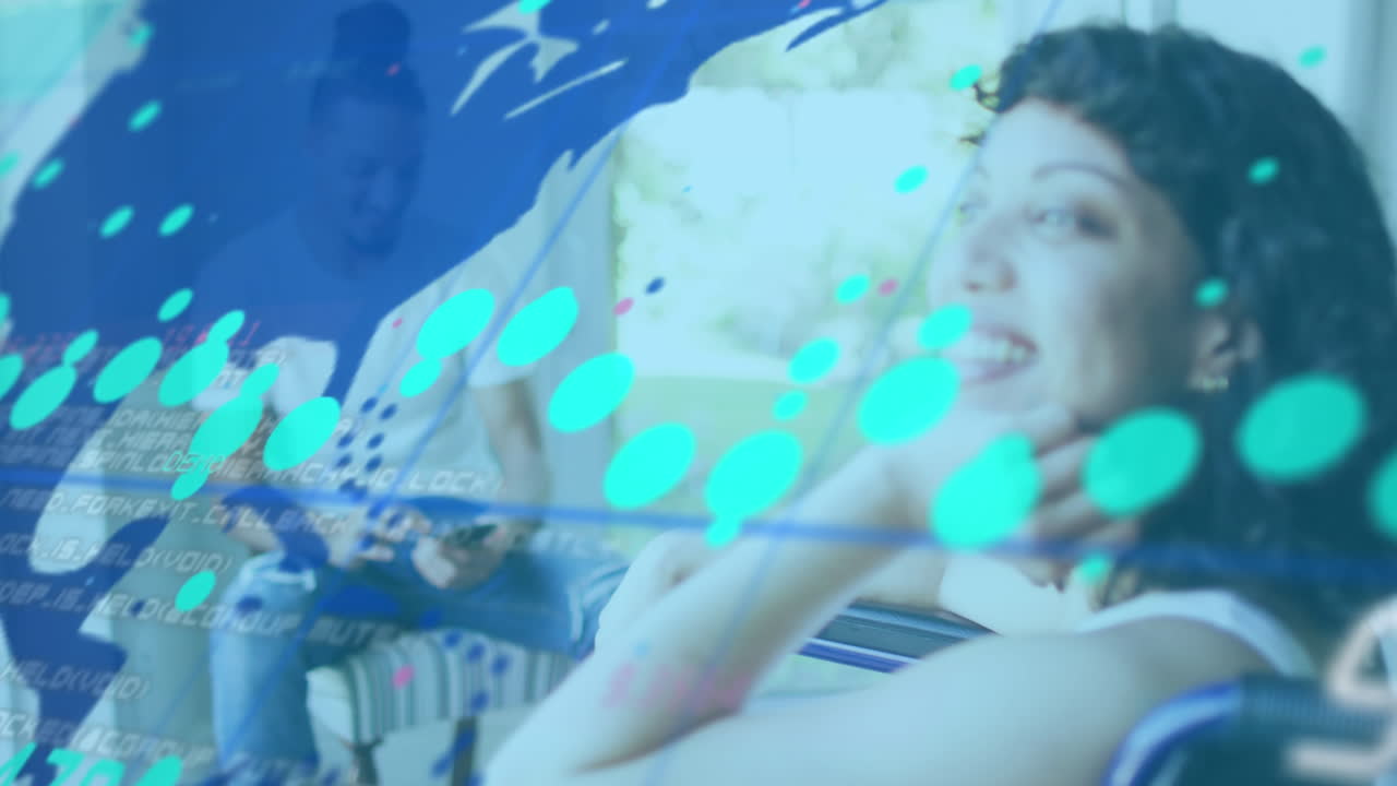 다양한 커플이 집에서 즐기는 그래프, 변하는 숫자 및 지도의 애니메이션