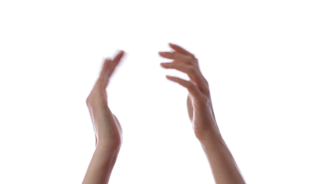 mujer mostrando algún signo con la mano