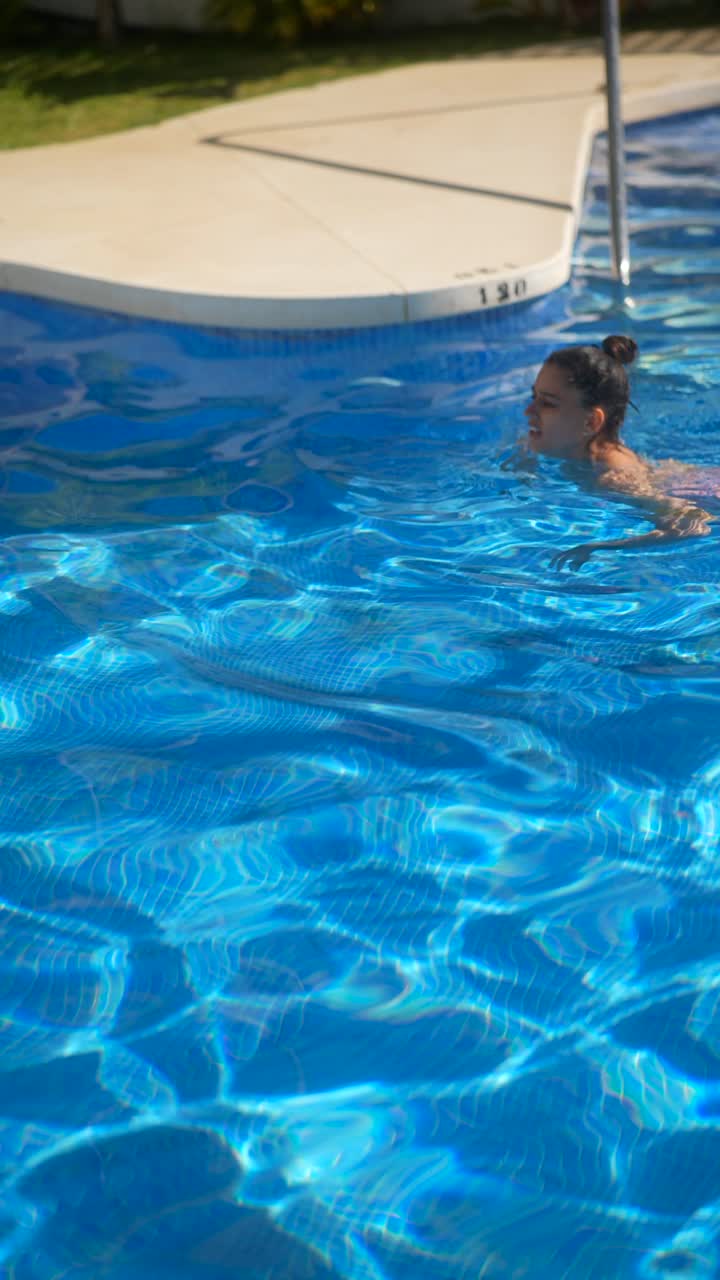 Donna che nuota in una piscina