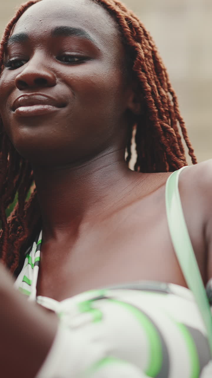 Ritratto di una donna con dreadlocks