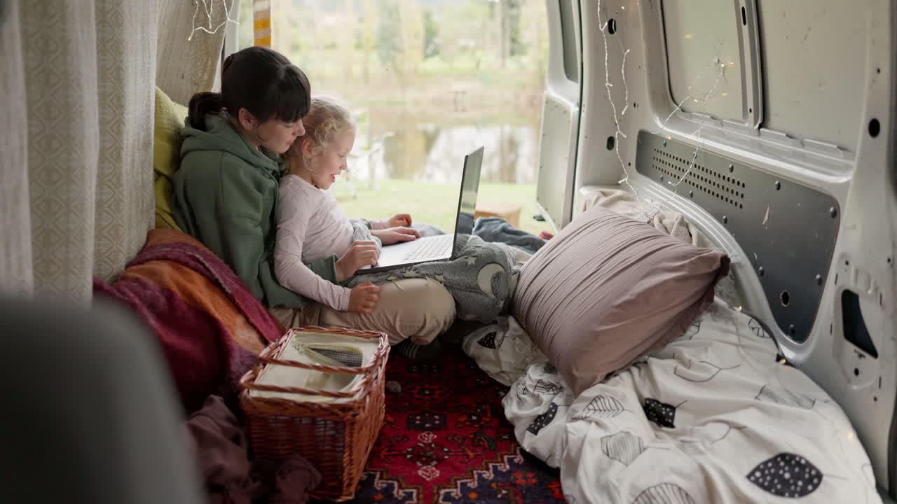 Mamma, ragazza e vacanza in campeggio con laptop