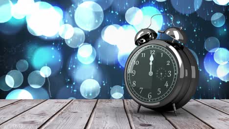 reloj despertador contando hacia atrás hasta la medianoche para el año nuevo