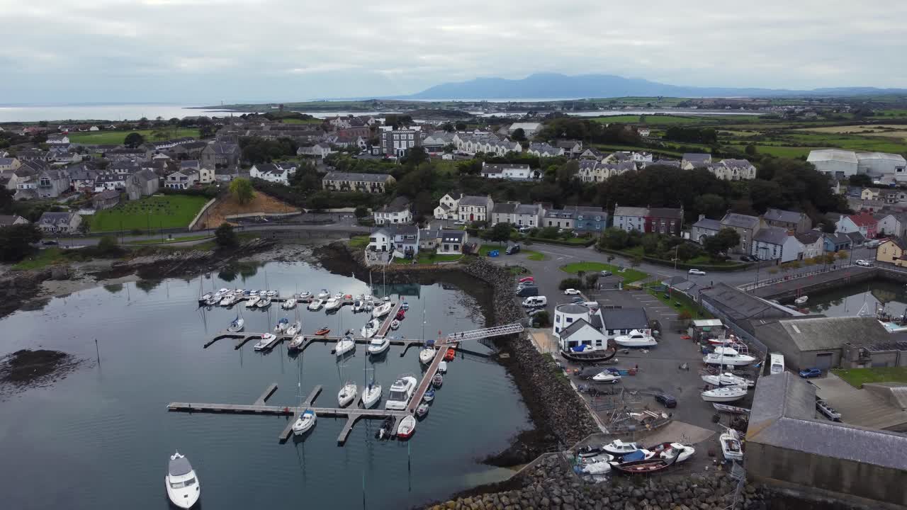 vista aérea del puerto y la ciudad de ardglass en un día nublado, condado de down, irlanda del norte