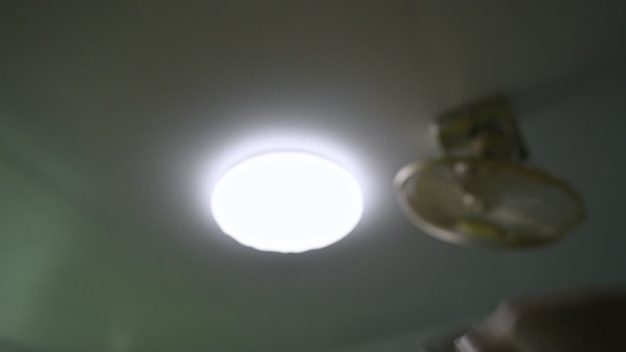 ajuste del nivel de brillo de la luz del techo por control remoto
