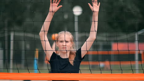 Vier-Mädchen-Spielen-Volleyball-Am-Strand.-Frauen-In-Bikinis-Mit-Beachvolleyballnetz.-Flache-Cartoon-Illustration.-Das-Mädchen,-Das-Den-Ball-Hält,-Beginnt-Das-Spiel.