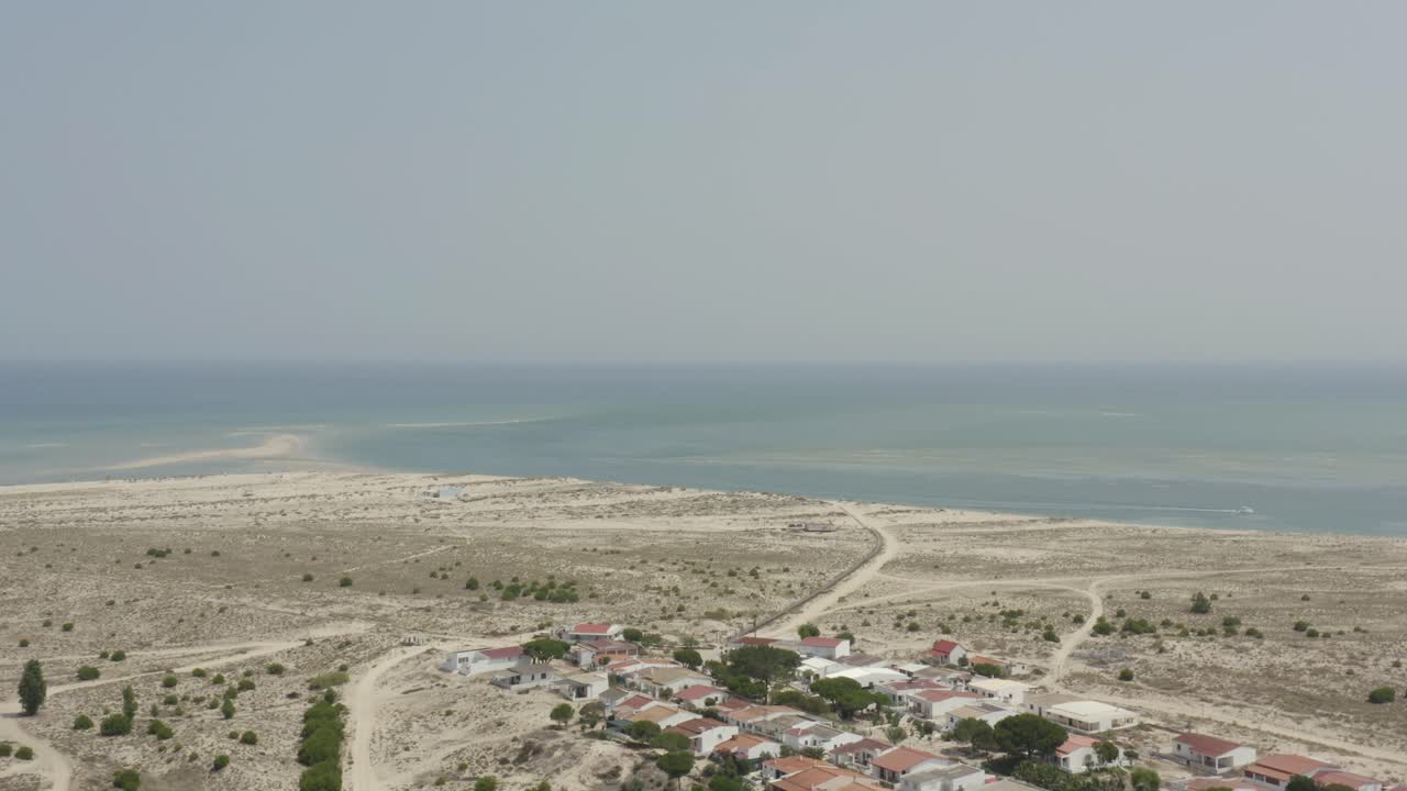 포르투갈 알가르베 의 대서양 근처 에 있는 아르모나 섬 해변 과 해변 주택