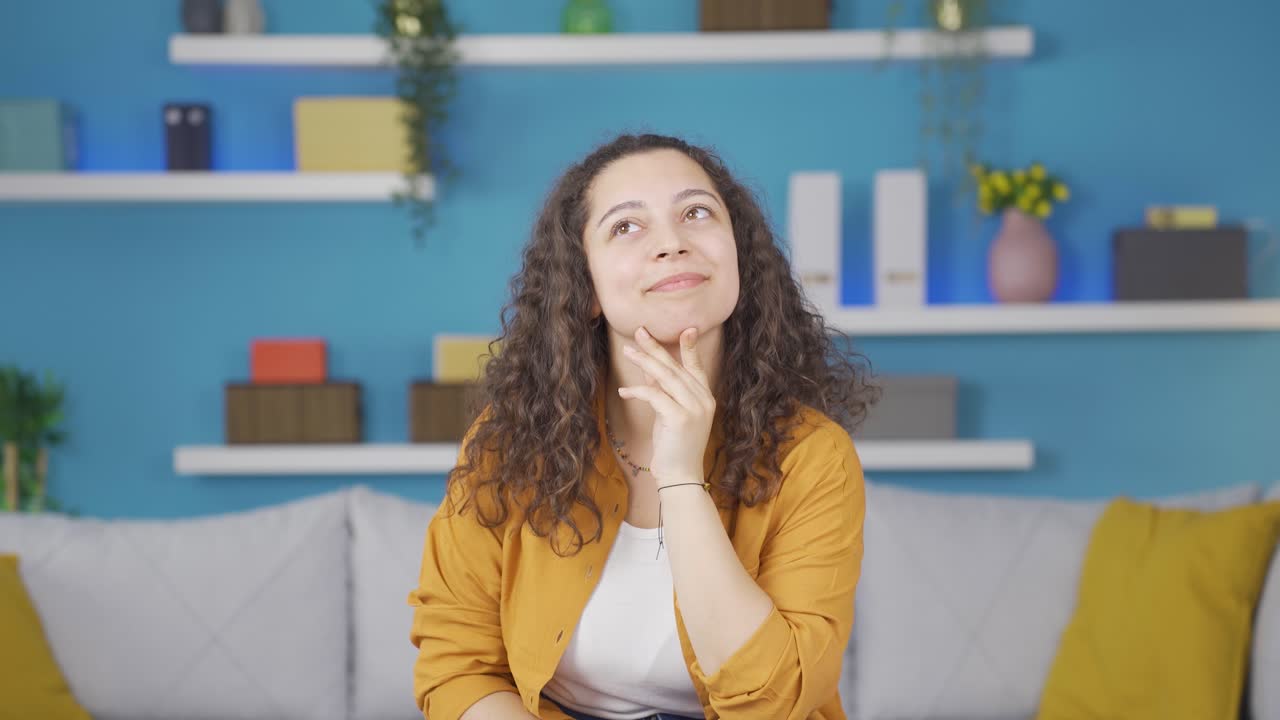 la joven está soñando.