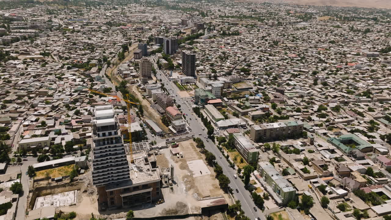 vuela sobre el paisaje urbano fortificado histórico de istaravshan en el norte de tayikistán