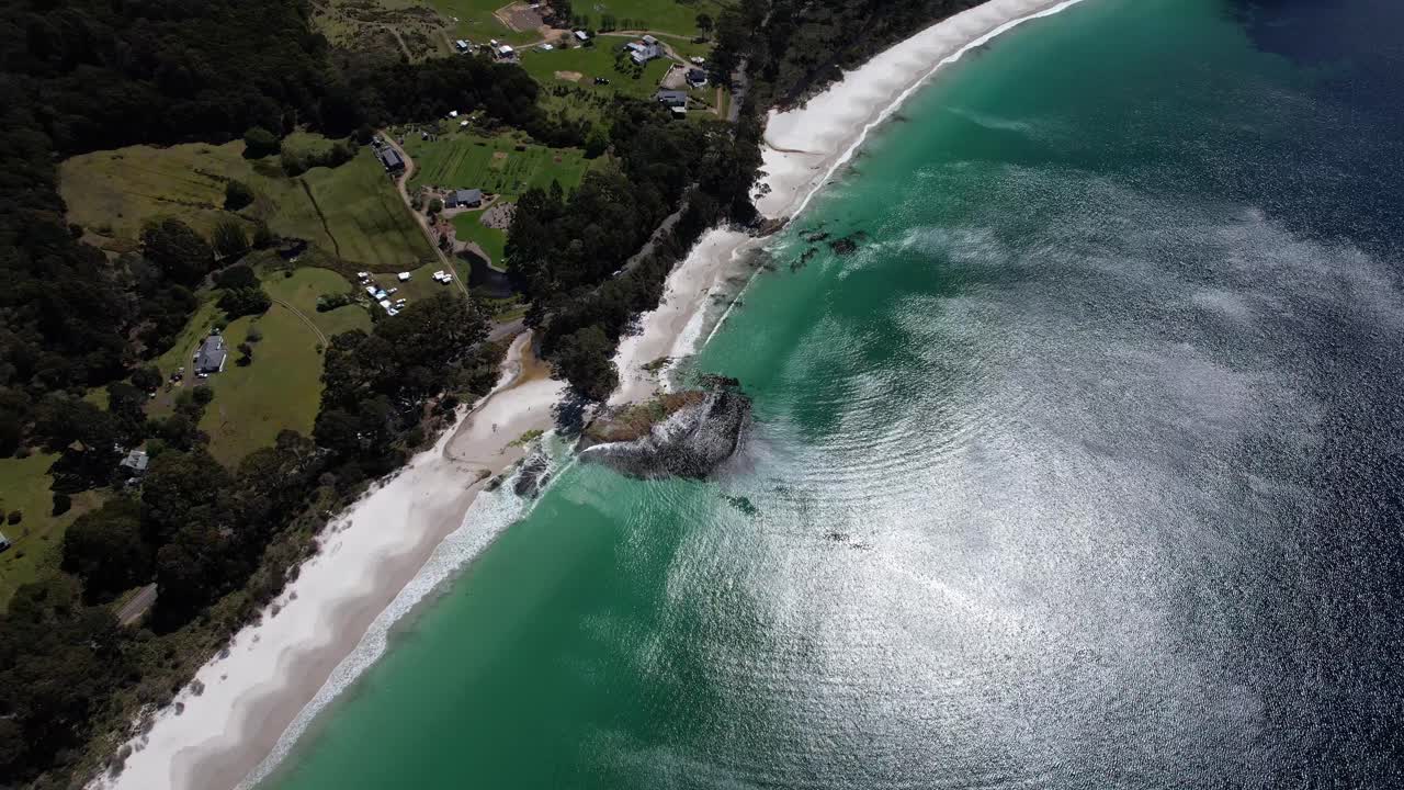 Hanssons Beach con oceano turchese ad Adventure Bay, Tasmania, Australia - Scatto con drone