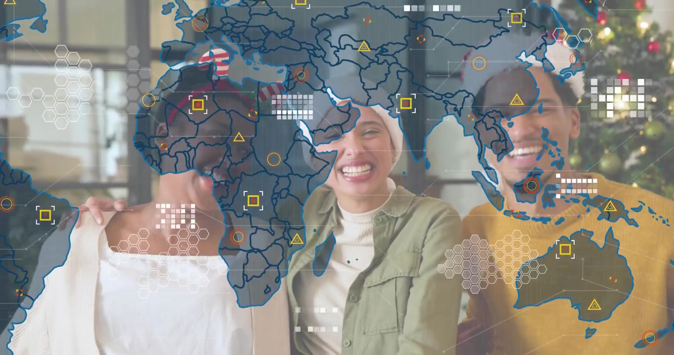 Amici che si aggiustano i cappelli di Babbo Natale in uno spazio festivo guardando una mappa del mondo espandersi con icone per la tecnologia