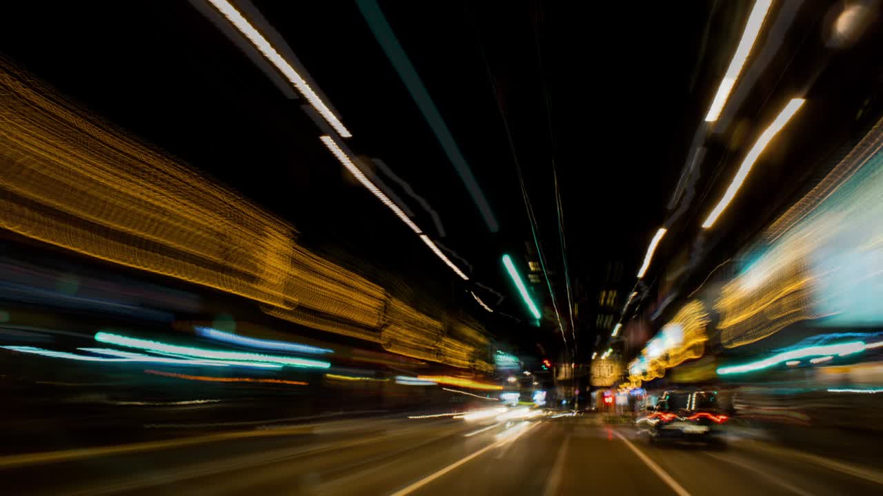 conducir por la ciudad, lluvia ligera, lapso de tiempo.