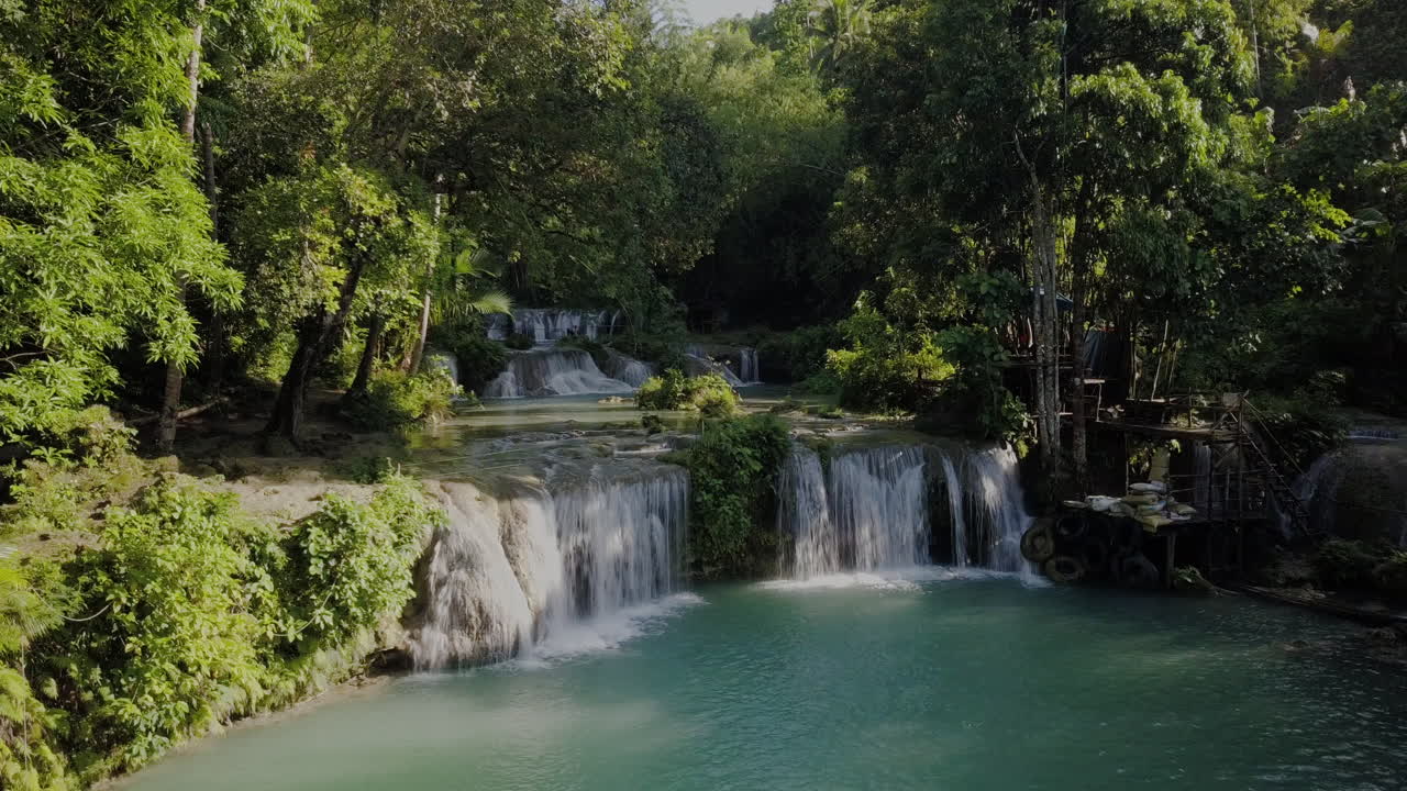 Vista aerea delle cascate di Cambugahay e della pozza per nuotare a Siquijor, Filippine.