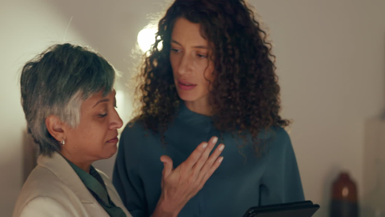 tableta, mujeres de negocios y comunicación en la oficina