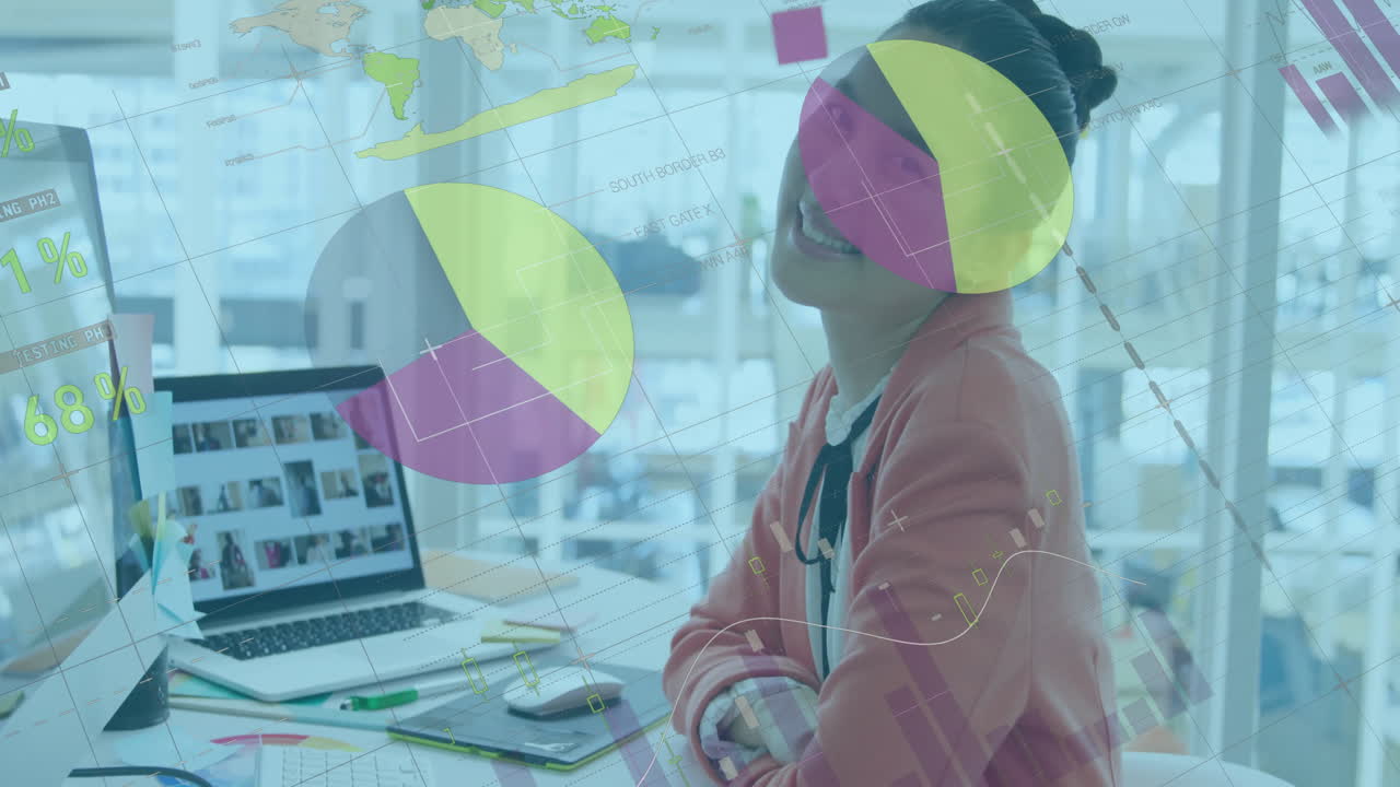 animación del procesamiento de datos financieros sobre una mujer de negocios caucásica en el cargo