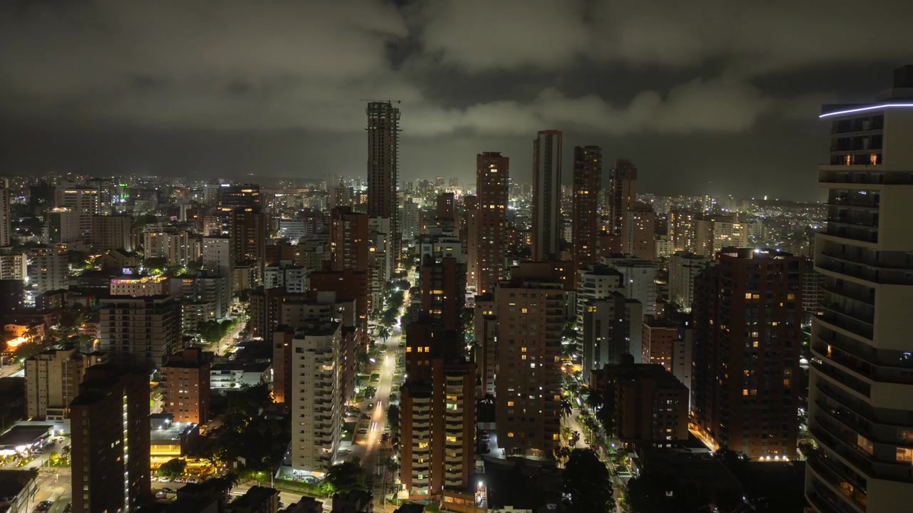 Hyperlapse aéreo noturno dos edifícios do centro de Barranquilla. Alto Prado. Afastamento da câmera.