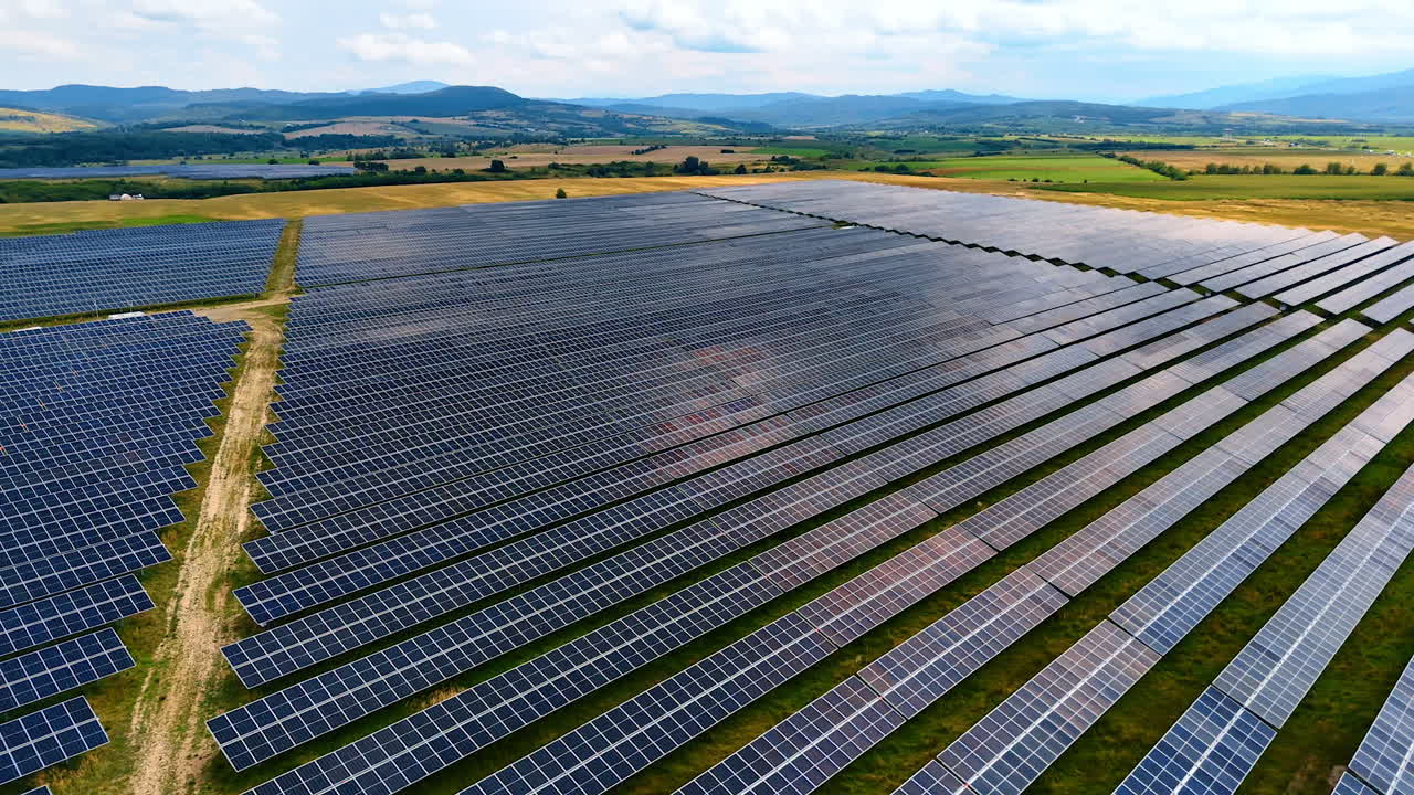 Flyver over de mange solpaneler på markerne. Miljøvenlig, bæredygtig energiproduktion.