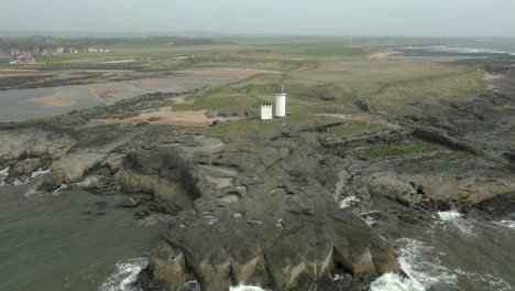 Eine-Luftaufnahme-Des-Leuchtturms-Von-Elie-Ness-Und-Der-Umliegenden-Küste-An-Einem-Nebligen-Tag,-Fife,-Schottland