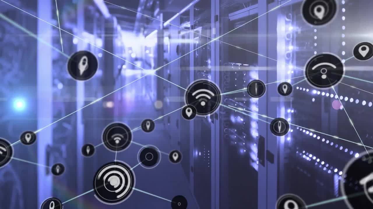 animación de iconos conectados sobre una sala de servidores iluminada en segundo plano.