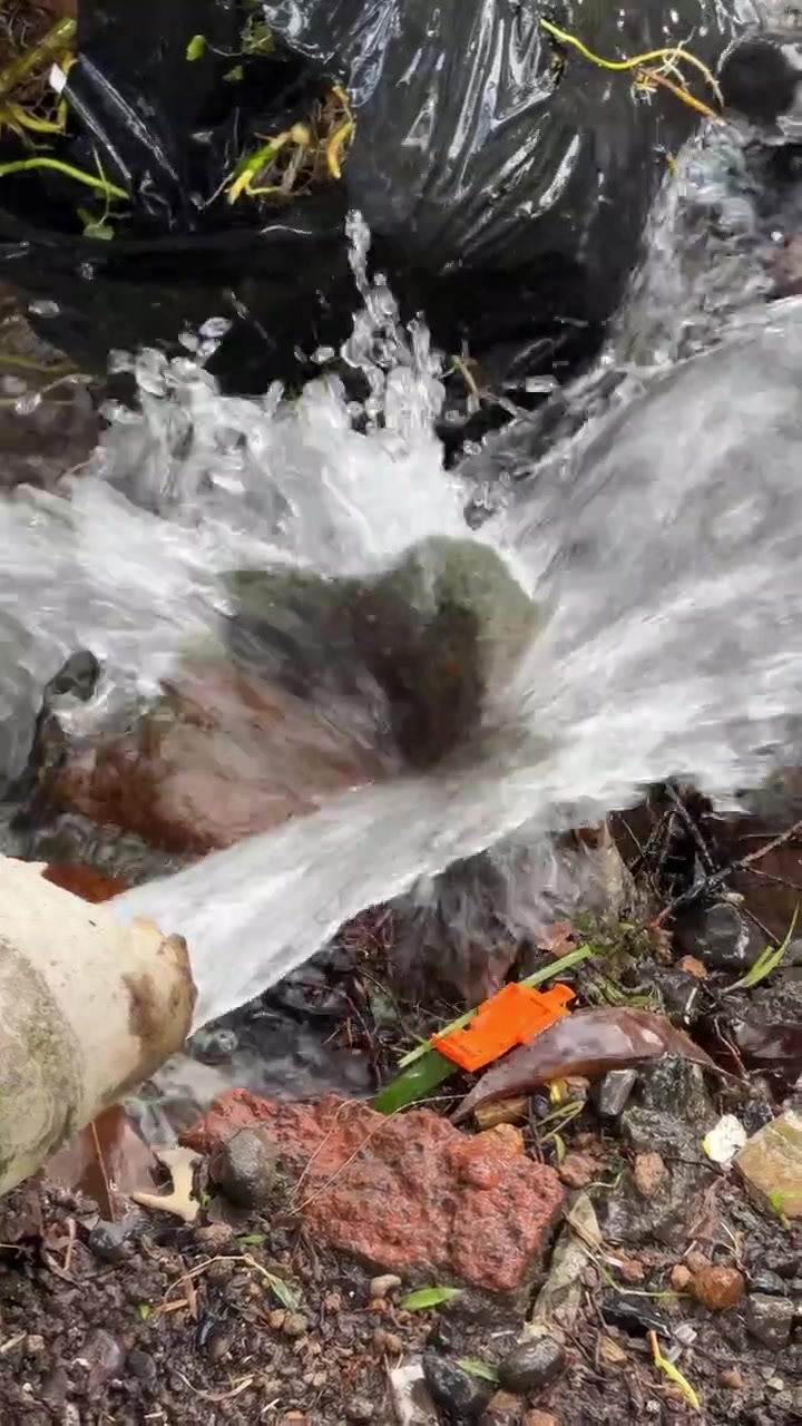 Água Fluindo de um Cano para o Chão