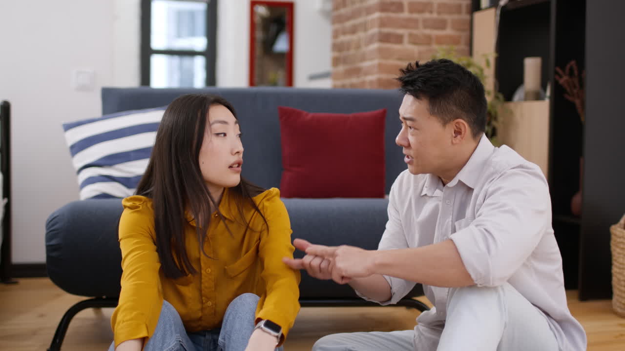 부부가 집에서 논쟁을 벌이고 있다