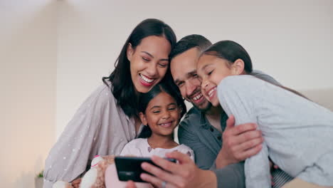 Eltern,-Bett-Und-Selfie-Mit-Kindern-Am-Telefon