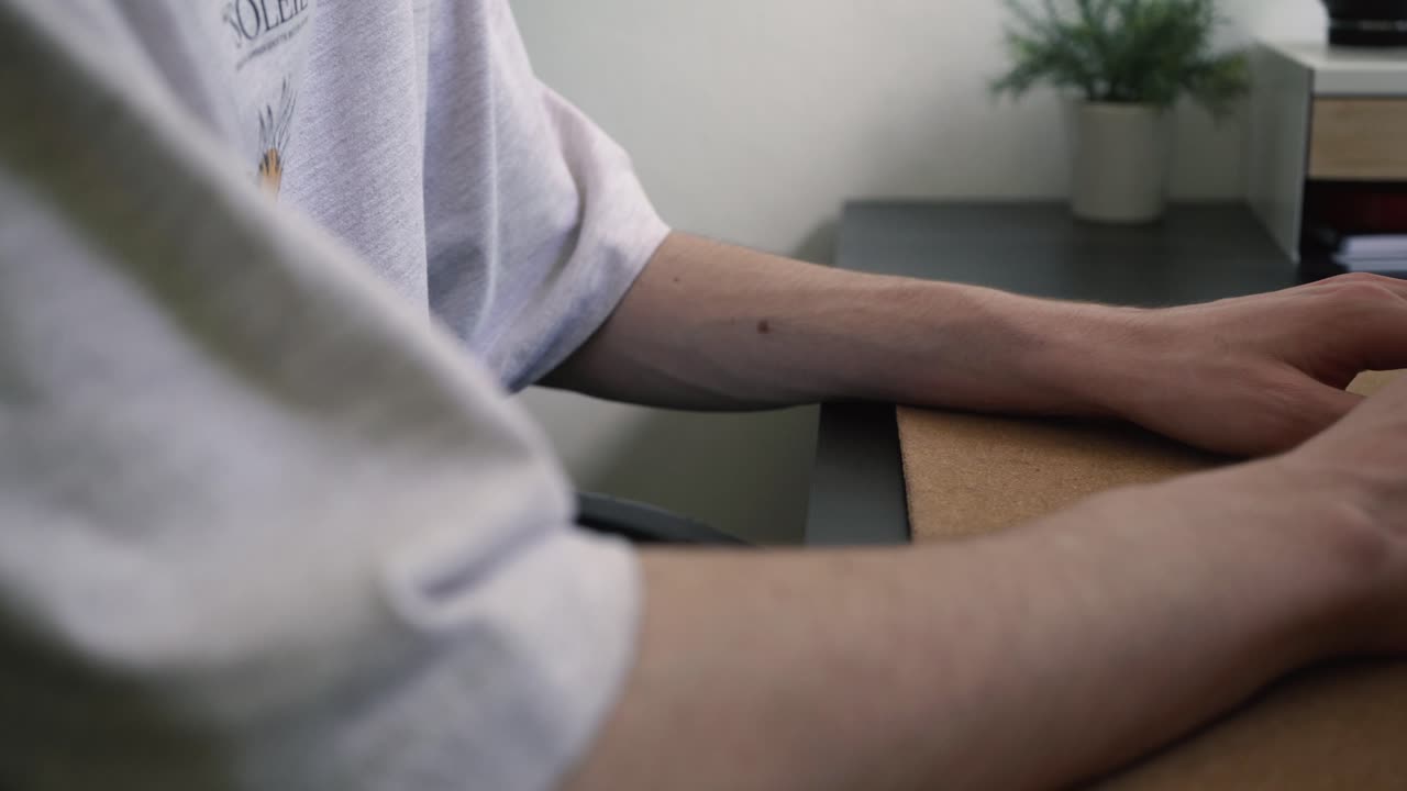 Ragazzo che lavora alla sua scrivania al computer