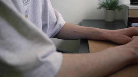 un tipo trabajando en su escritorio en una computadora.