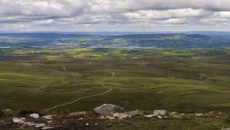 Zeitraffer-Des-Cuilcagh-Boardwalk-Trail,-Bekannt-Als-Stairway-To-Heaven-Walk-In-Der-Grafschaft-Fermanagh-In-Nordirland-Tagsüber-Mit-Malerischer-Landschaft