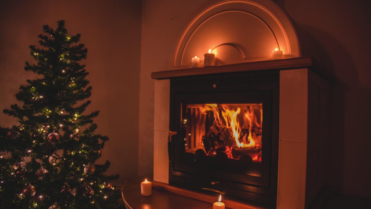 촛불이 있는 평화로운 벽난로 근처에 은빛 장식과 부드러운 흰색 조명이 있는 아름다운 크리스마스 트리
