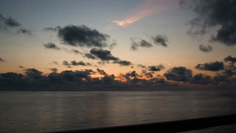 serenidad en el mar: vista desde un barco que se mueve a través de aguas tranquilas bañadas en el cálido resplandor de la puesta de sol