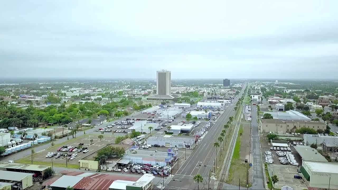 텍사스의 맥칼렌에서 구름이 많은 날에 드론 영화 영상이 북쪽 10번가와 83번가에서