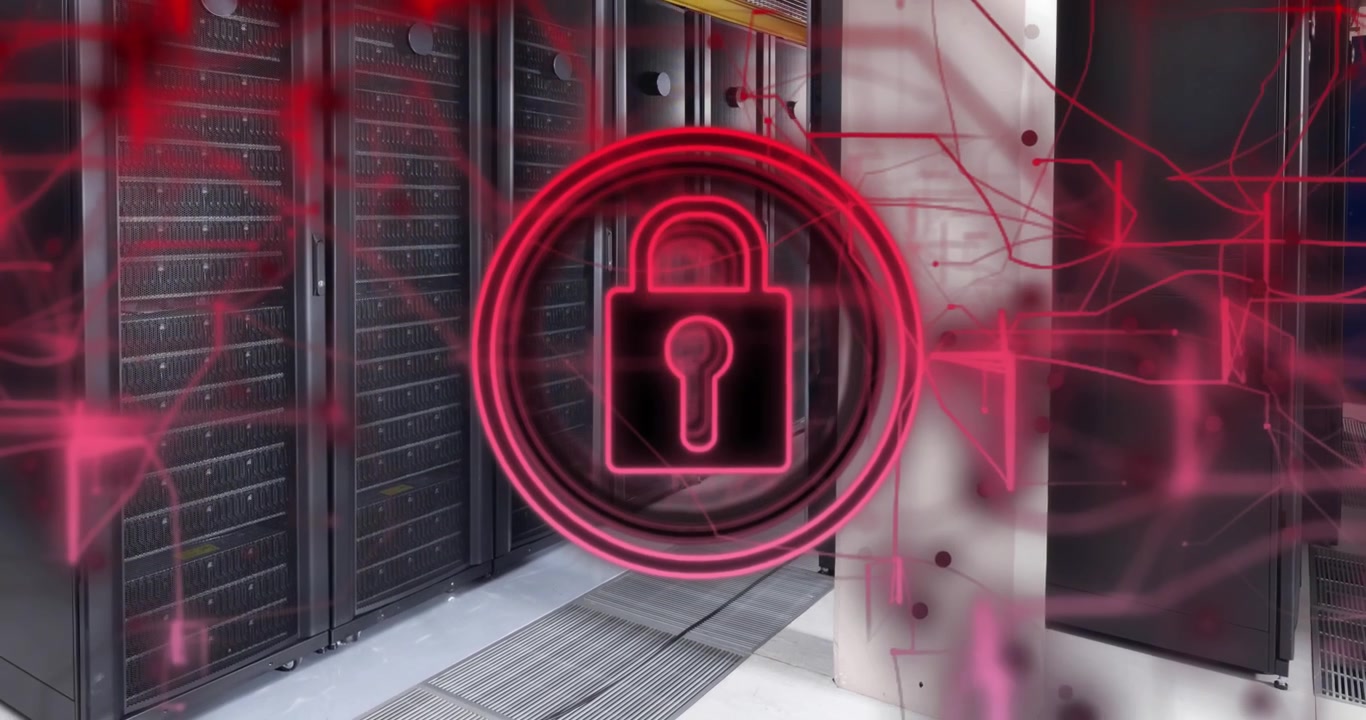 Animazione dell'icona di un lucchetto per la cybersicurezza e scie luminose su sfondo di una sala server di computer