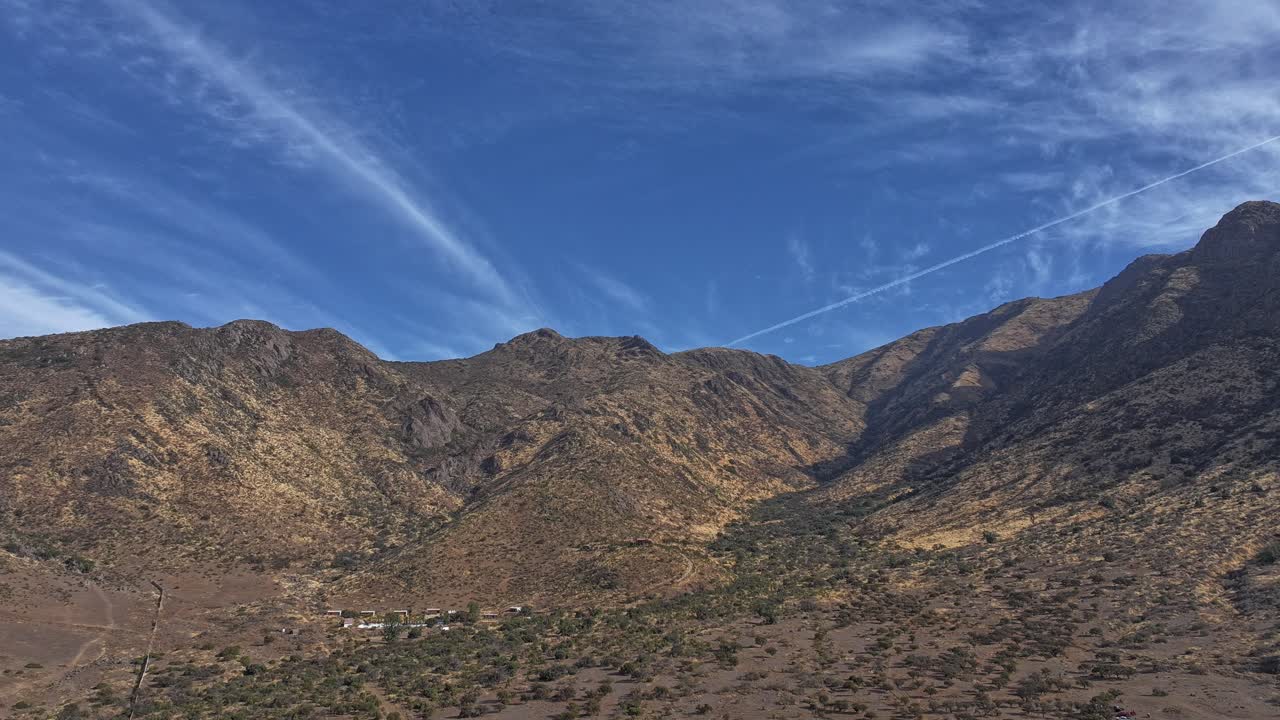 hyperlapse aéreo que muestra el paso de las nubes sobre majestuosas montañas. capturando el sereno reflejo de las nubes en el paisaje montañoso, ofreciendo una vista de la belleza natural.