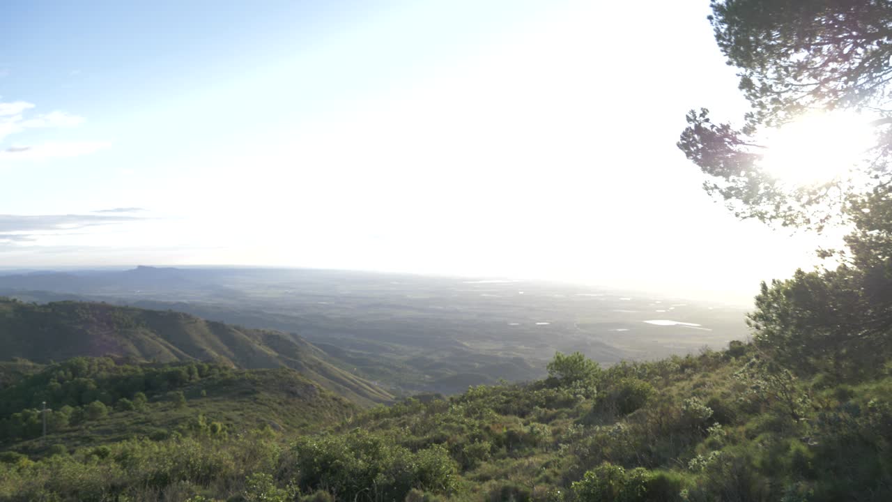 산 꼭대기에 위성과 함께 산 꼭대기에서 왼쪽, 배경에 블루스 키스 및 몇 개의 구름