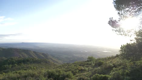 panorámica a la izquierda en la cima de una montaña con satélites en la parte superior de una montaña en el frente, blues kies en el fondo y unas pocas nubes