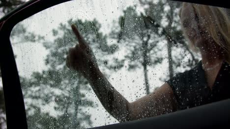 mujer en el coche en un día de lluvia