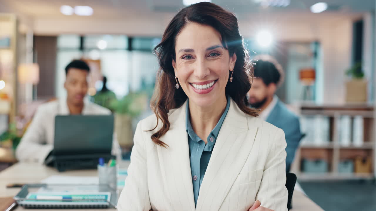 mujer de negocios sonriente en una oficina