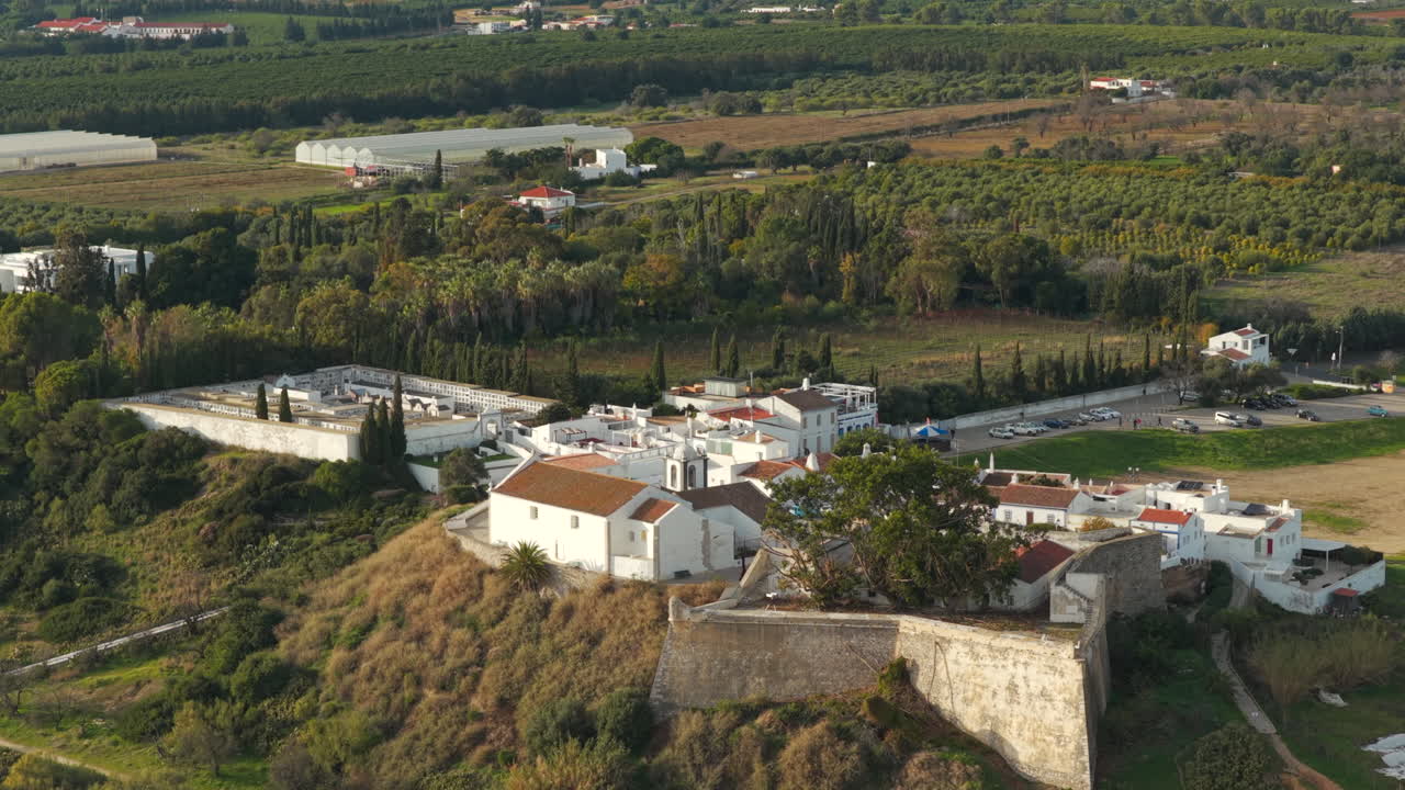 Vista aerea del villaggio e della fortezza di Cacela Velha, Algarve, Portogallo