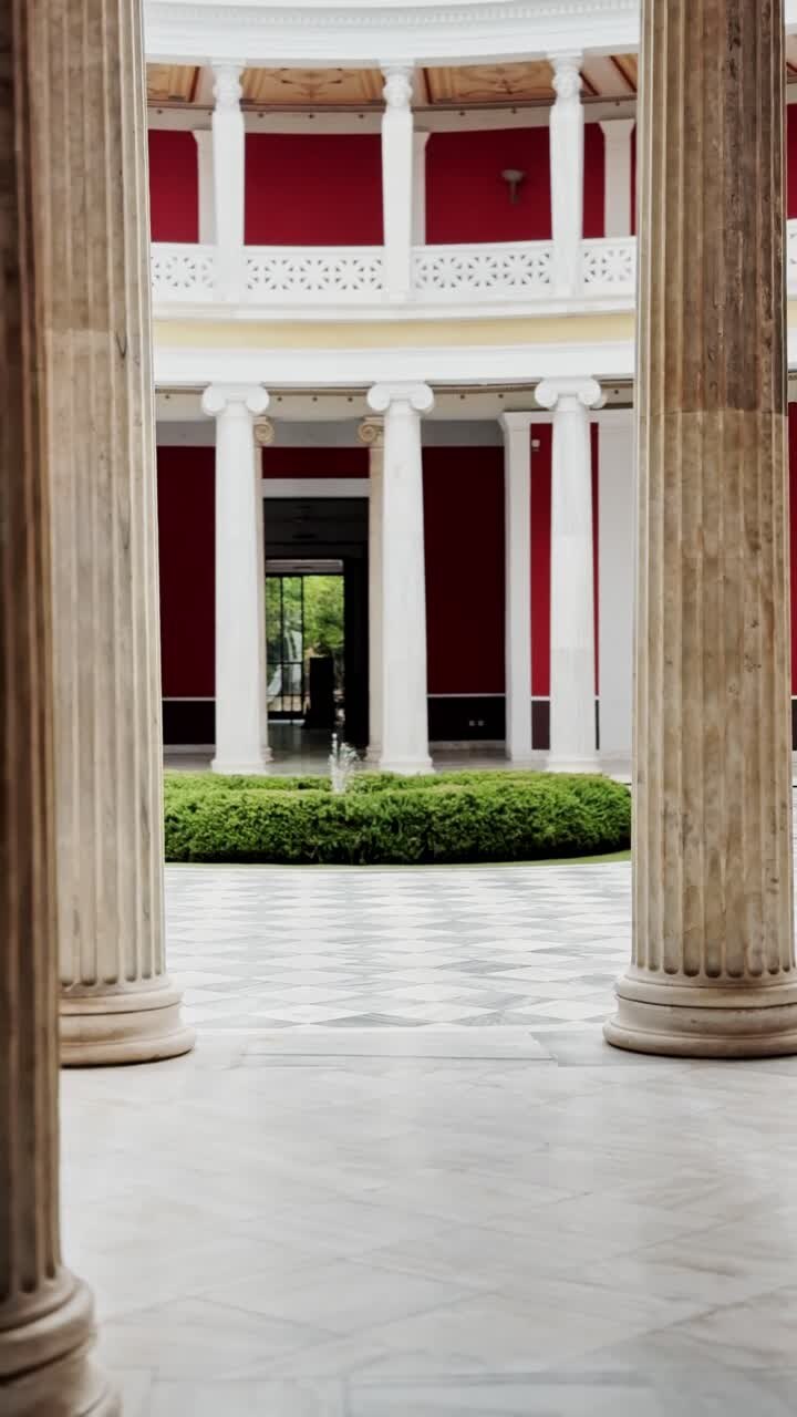 Impresionante patio interior del Zappeion Hall, Atenas, Grecia