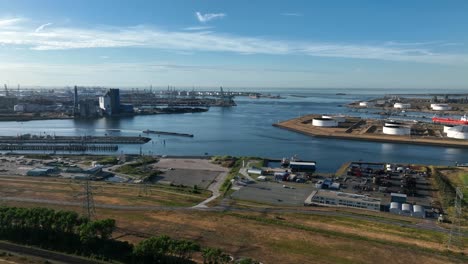 荷蘭羅特達姆港 (rotterdam port) 航空無人機 (drone) 在荷蘭海港貨物運輸區 (seaport cargo transportation area) 上空飛行