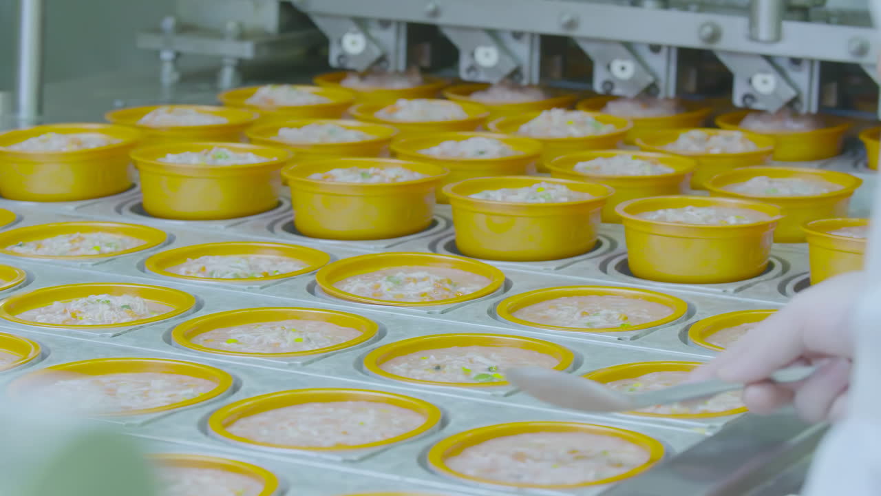 sistema de transporte de paquetes almacén latas de alimentos que se llenan con ingredientes por dispensadores automatizados fábrica moderna configuración de la eficiencia en la producción