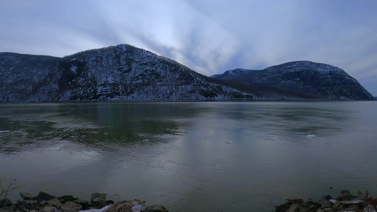 таймлапс облаков над заснеженной горой и ледяной рекой в горах аппалачи зимой