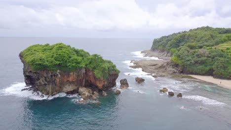 Das-Meerwasser-Sieht-Blau-Aus-Und-Einige-Kleine-Felsen-Sind-Sichtbar